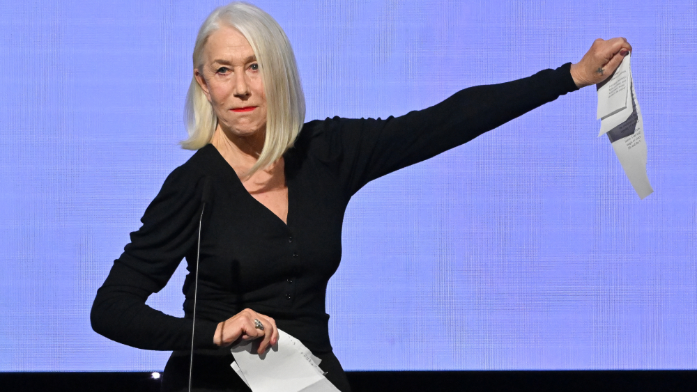 Helen Mirren rips off an AI-generated speech at the American Cinematheque.